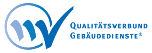 Das Logo des Qualitätsverbund Gebäudedienste. Auf der linken Seite ist ein Kreis abgebildet mit zwei ansetzenden Strichen, die im dritten einen Haken in blau ergeben. Rechts davon ist in blau und Großbuchstaben die Aufschrift „Qualitätsverbund Gebäudedienste“ zu sehen.