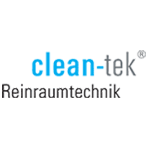 Eine clean-tek Schriftzug, bei dem das Wort „clean“ in hellblau dargestellt ist und das Wort “tek“ in grau. Am Ende des Wortes befindet sich ein Symbol zum Markenschutz. Unter dem Firmennamen befindet sich der Schriftzug „Reinraumtechnik“ in dukelgrau.