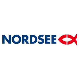 Ein blauer Nordsee Schriftzug aus fetten Großbuchstaben, neben dem rechts ein rotes Fischsymbol zu sehen ist.