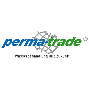 Ein blau-grüner perma-trade Schriftzug, bei dem das Wort „perma“ und der Bindestrich in fetten blauen Buchstaben geschrieben sind und das Wort „trade“ in der Farbe Grün gehalten ist. Im Hintergrund ist ein grau skizziertes Globus-Symbol zu erkennen.