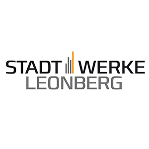 Ein schwarzer Schriftzug mit den Worten „Stadtwerke Leonberg“. Links steht das Wort „Stadt“ in schwarzen Großbuchstaben. Rechts daneben sind vier vertikale Striche abgebildet, drei davon in Grau und der vierte in Orange. Rechts neben den Strichen ist das Wort „Werke“ ebenfalls in schwarzen Großbuchstaben abgebildet. Mittig darunter steht das Wort „Leonberg“ in dünneren, schwarzen Großbuchstaben.