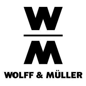 Ein schwarzes Wolff & Müller Logo. Die Buchstaben "W" und "M" werden übereinander dargestellt, mit einer Linie dazwischen, damit es aussieht als würden sie sich spiegeln. Darunter steht in kleineren, fetten, schwarzen Buchstaben „Wolff & Müller“.