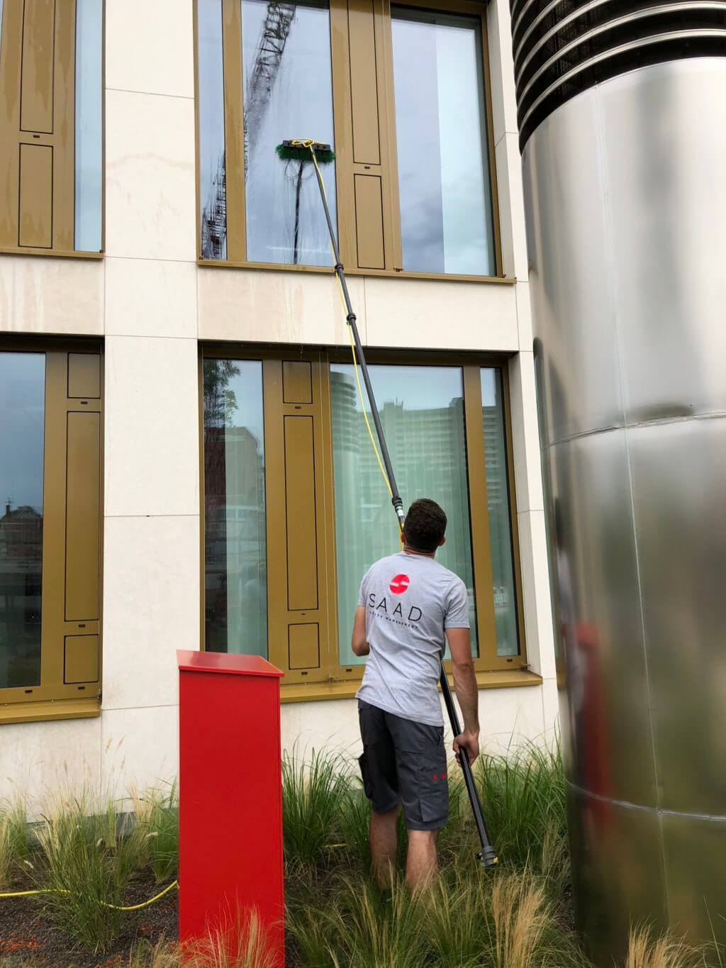 Mitarbeiter bei der regelmäßigen Gebäudereinigung in Stuttgart