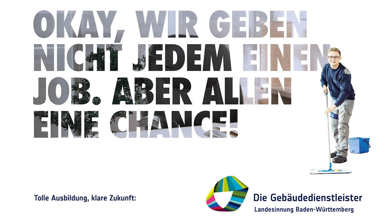 Ein Bild von dem fettgedruckten Text „Okay, wir geben nicht jedem einen Job. Aber allen eine Chance!“. Rechts daneben ist ein putzender junger Mann mit Brille zu erkennen.