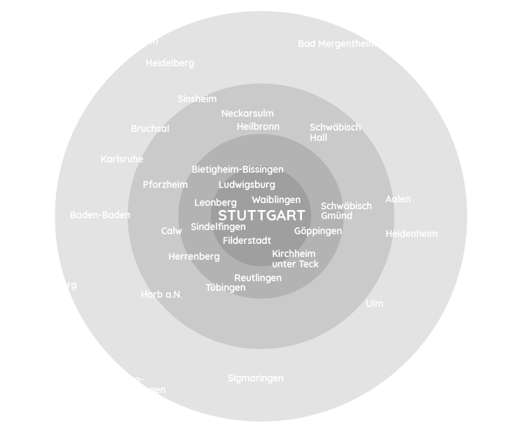 Eine abstrakte Landkarte mit der Landeshauptstadt Stuttgart mittig in weißer Schrift abgebildet und außen herum alle umliegenden Städte.