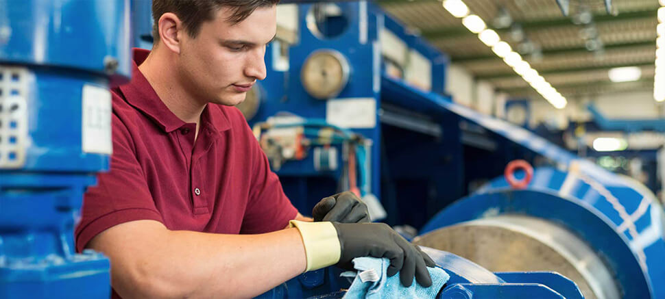 Mitarbeiter bei der Industriereinigung