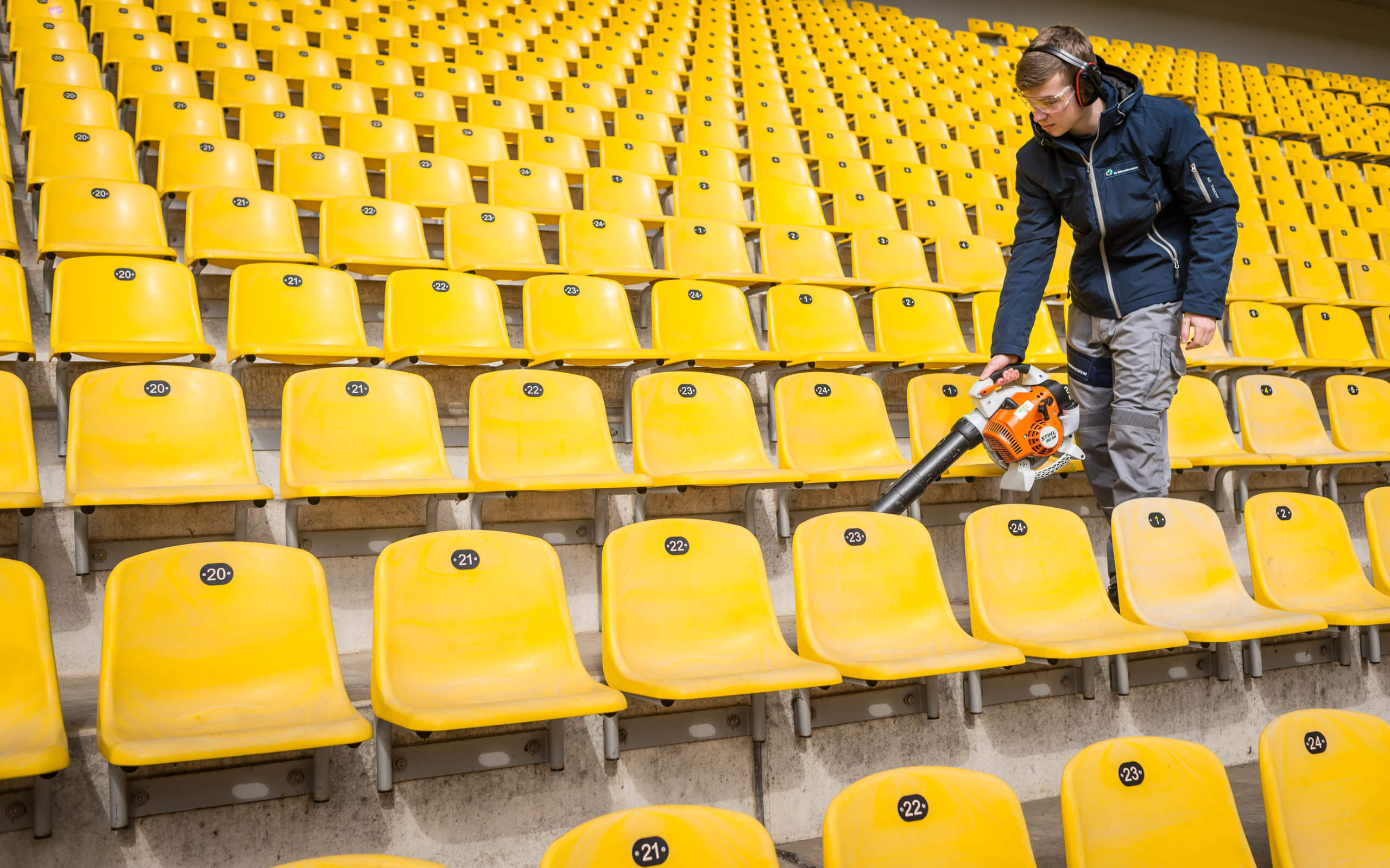 Mitarbeiter reinigt ein Stadion