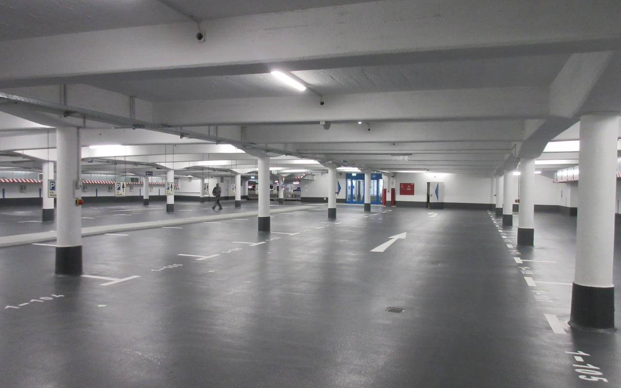 Saubere Garage nach Parkhausreinigung