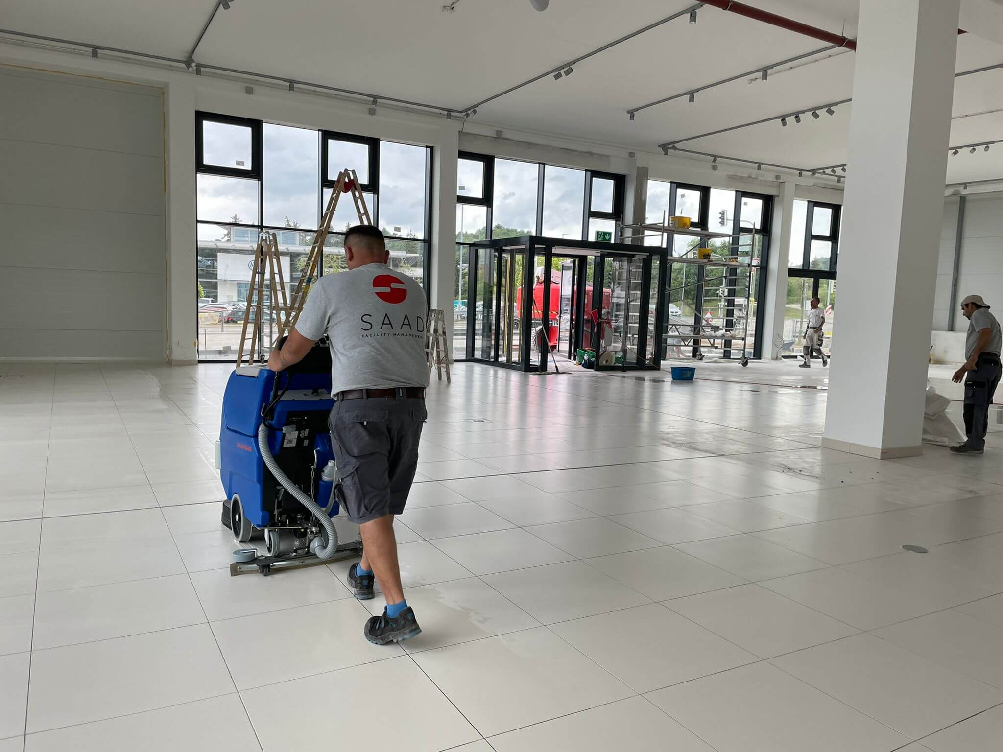 Mitarbeiter bei der Baustellenreinigung