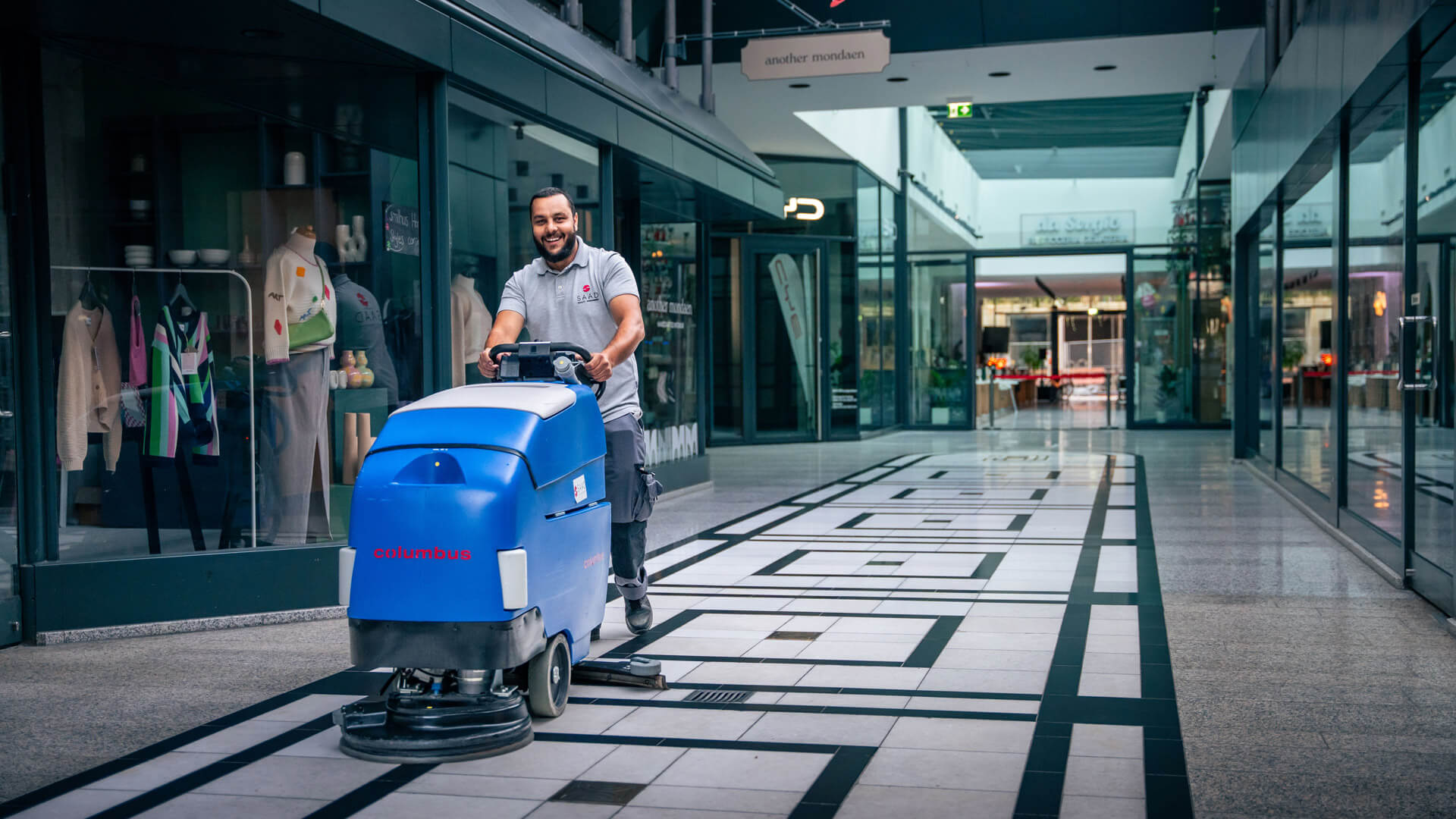 Reinigungskraft in einer Passage