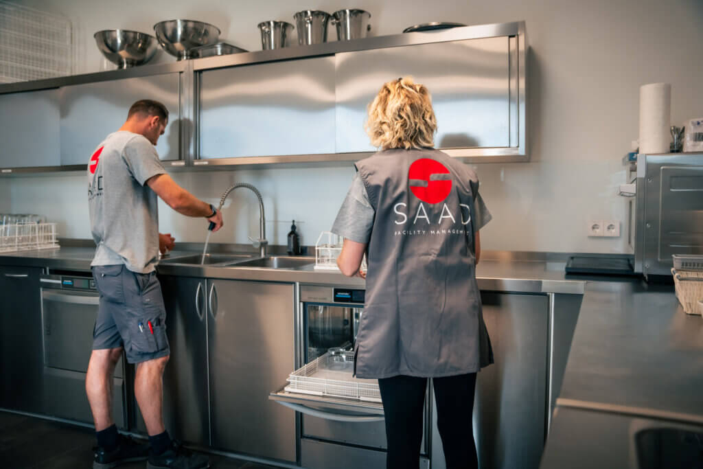 Das Team von SAAD Facility bei der Gastronomiereinigung