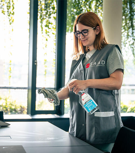 Reinigungskraft bei der Arbeit